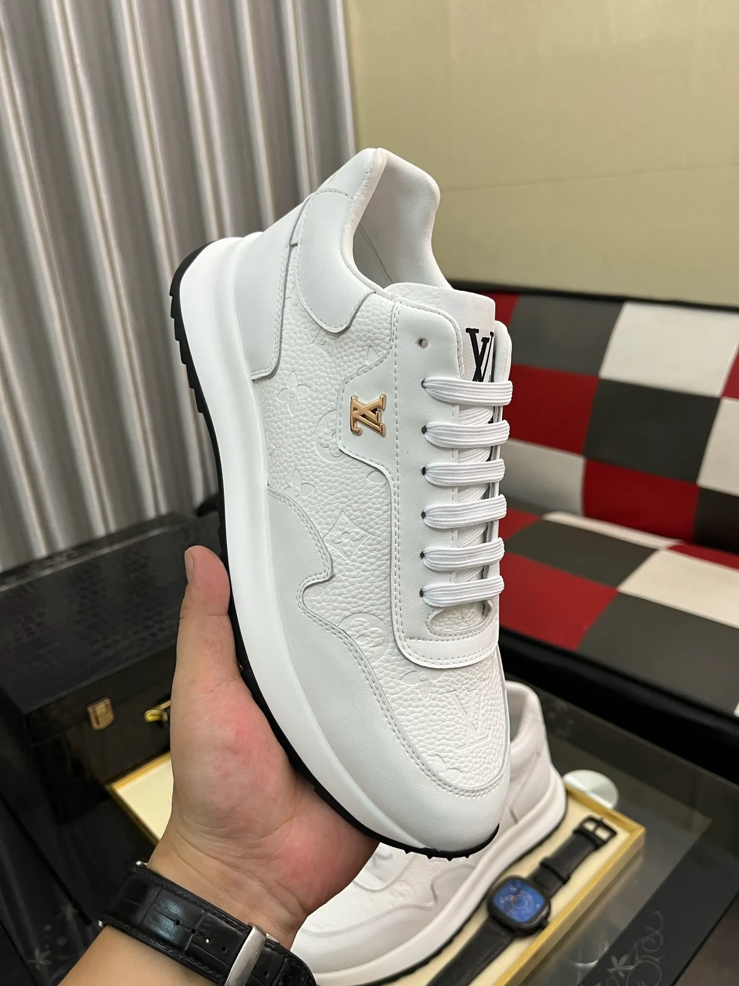 Men's shoes💰438⌚️⌚️《Louis vuitton/LV Louis Vuitton》original quality.~ Unique modern style sneakers. 🏃A must-have casual shoe for trendy men😍😍 Original brand imported from Italy, imported original leather, cowhide lining (refuses to discolor and grind feet) sole: original sole provided by the original factory, French lazy style design ⚠️Fit to the feet, original quality, super comfortable original sole. Code number: 38-443️⃣Colors available